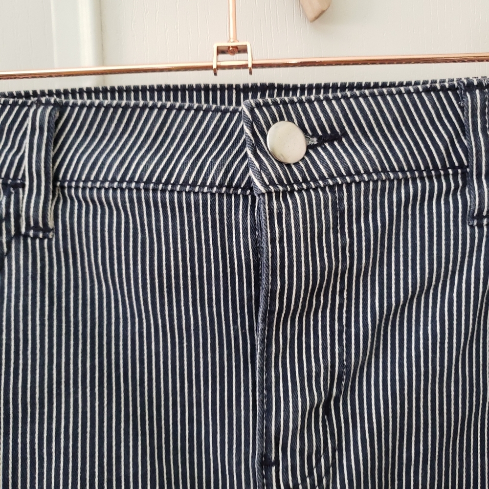 H&M, size 6, Striped, Button Shorts. - Picture 7 of 11